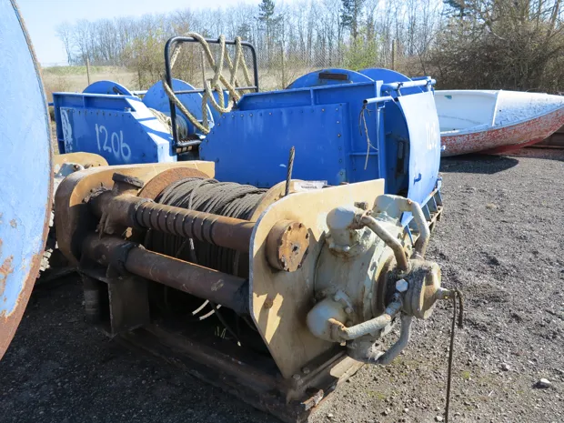 Image 1 of 6 - Split winch