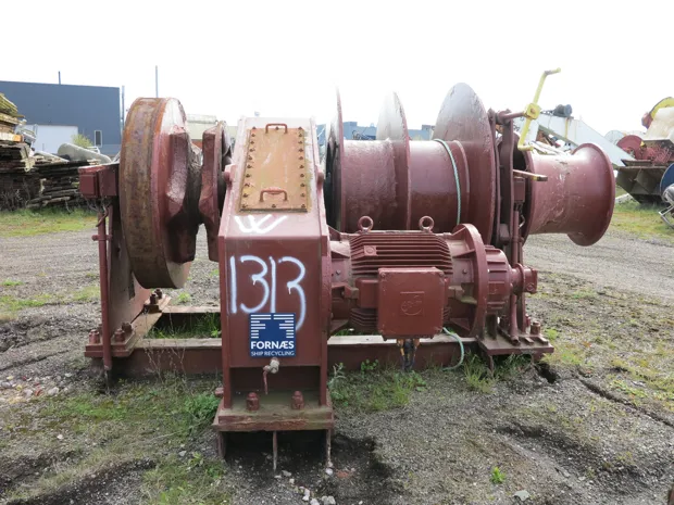 Image 3 of 10 - Anchor winch