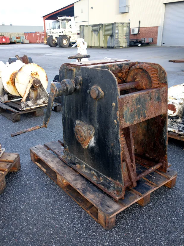 Image 3 of 4 - Small winch