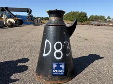 D837