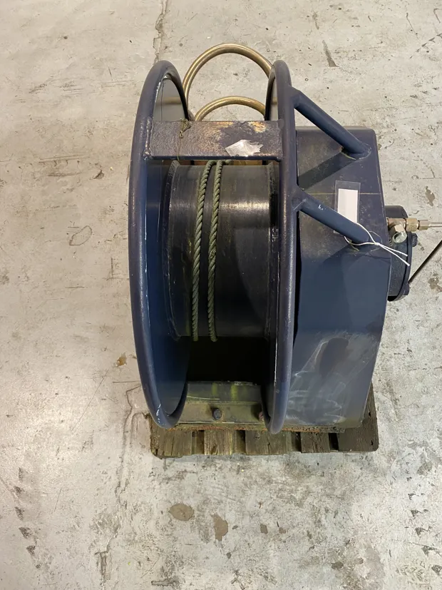 Image 7 of 7 - Split winch