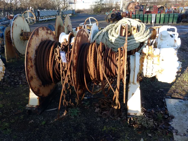 Image 1 of 5 - Tackle winch