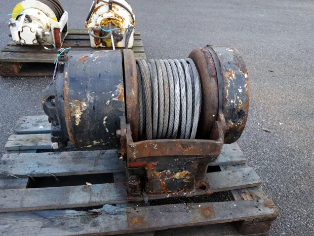 Image 2 of 3 - Tackle winch