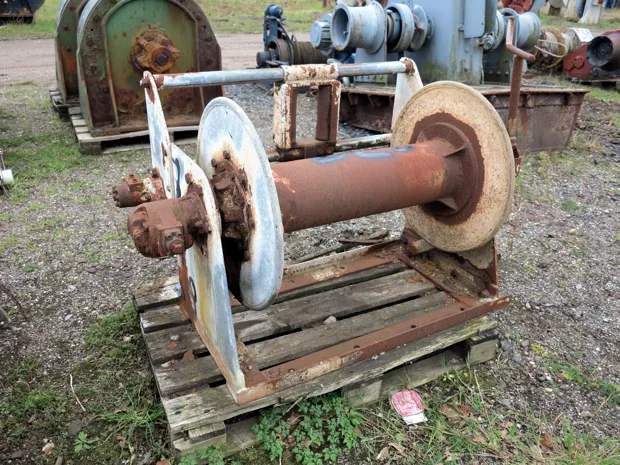Image 2 of 4 - Sounder winch