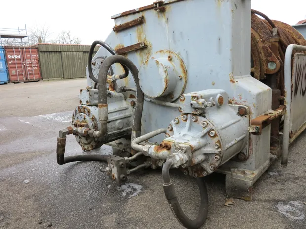 Image 4 of 4 - Split winch