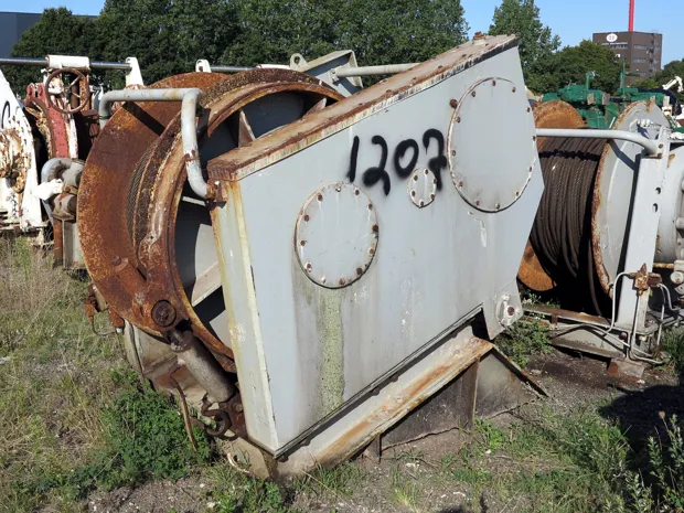 Image 4 of 5 - Split winch