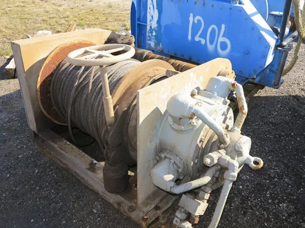 Image 4 of 6 - Split winch