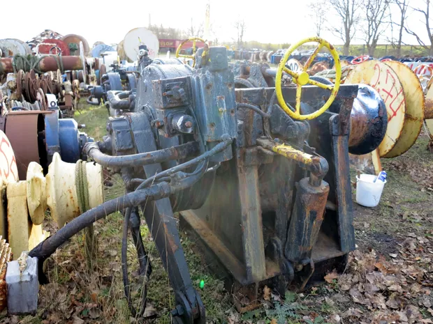 Image 1 of 5 - Anchor winch