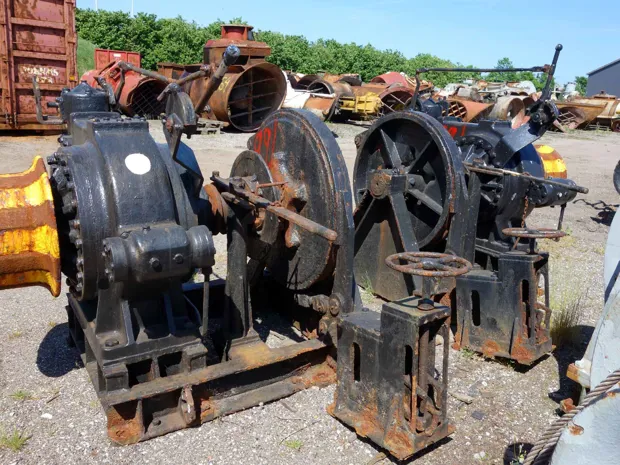 Image 4 of 4 - Anchor winch