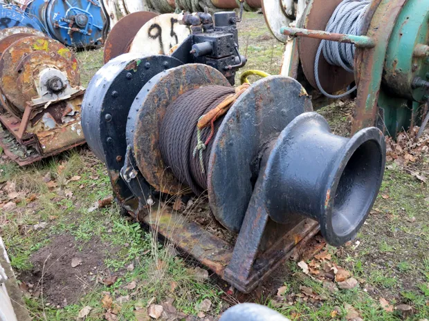 Image 3 of 4 - Mooring winch