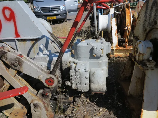 Image 3 of 5 - Anchor winch