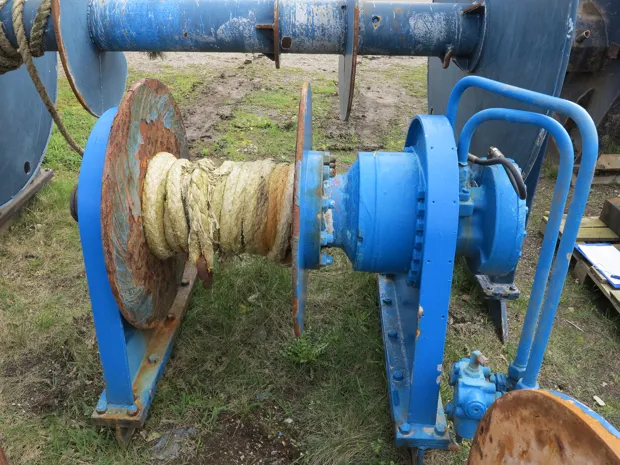 Image 1 of 4 - Tackle winch