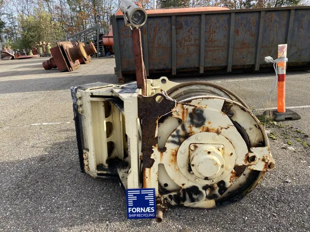 Image 5 of 5 - Small winch