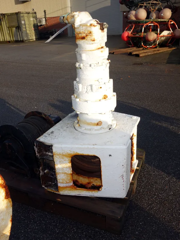 Image 2 of 2 - Small winch