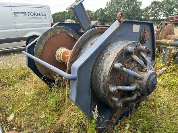 Image 5 of 9 - Split winch