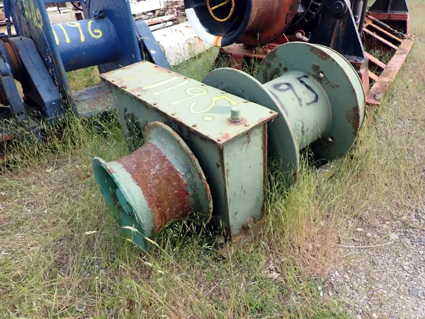 Image 2 of 3 - Mooring winch