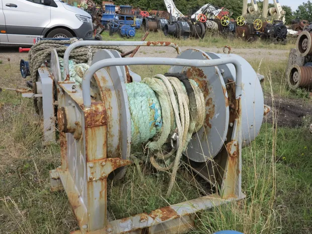 Image 1 of 4 - Mooring winch