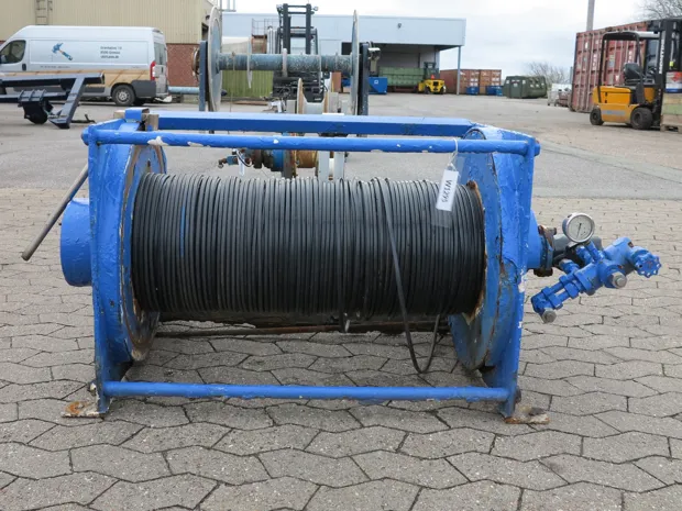 Image 1 of 4 - Sounder winch