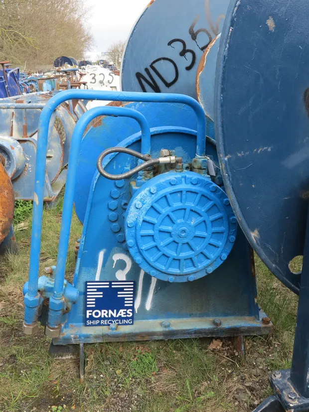 Image 3 of 4 - Tackle winch