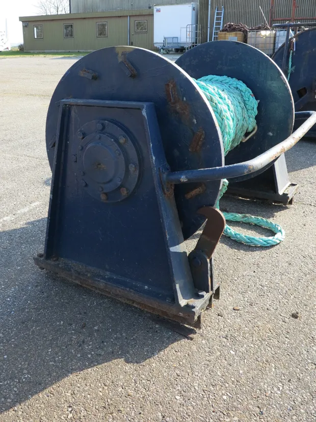 Image 3 of 7 - Tackle winch
