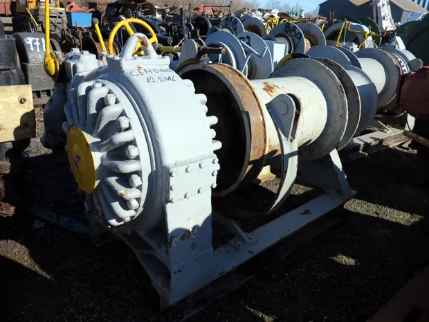 Image 2 of 3 - Mooring winch