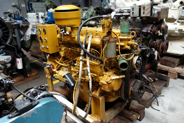 Image 2 of 6 - Isuzu - 6 cyl.