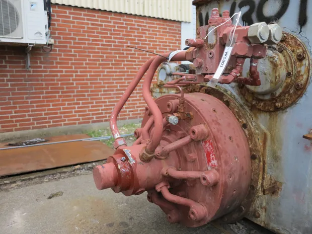 Image 4 of 4 - Split winch