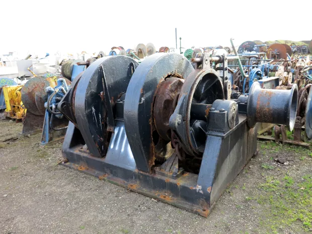 Image 3 of 5 - Anchor winch