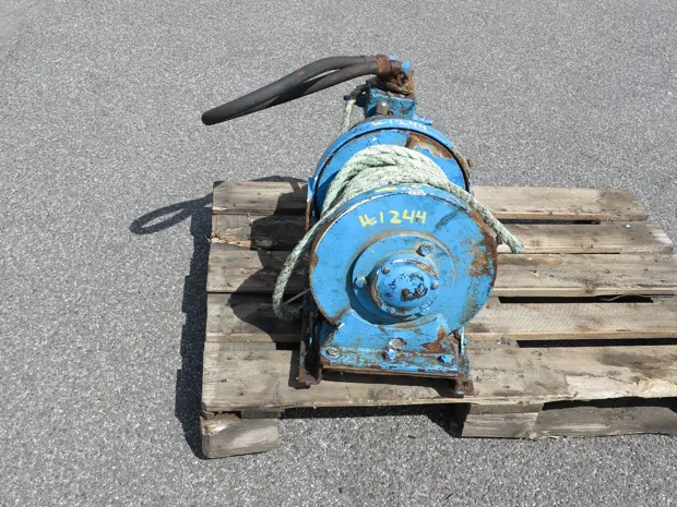 Image 2 of 5 - Small winch