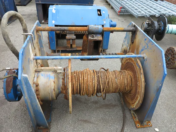 Image 1 of 5 - Split winch