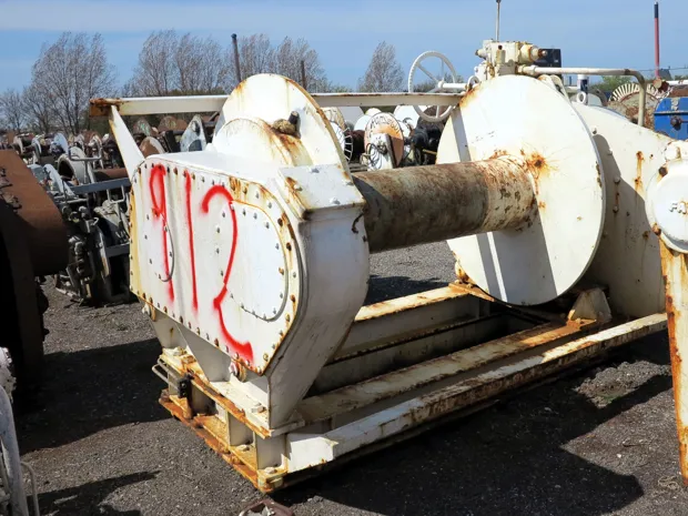 Image 1 of 2 - Split winch