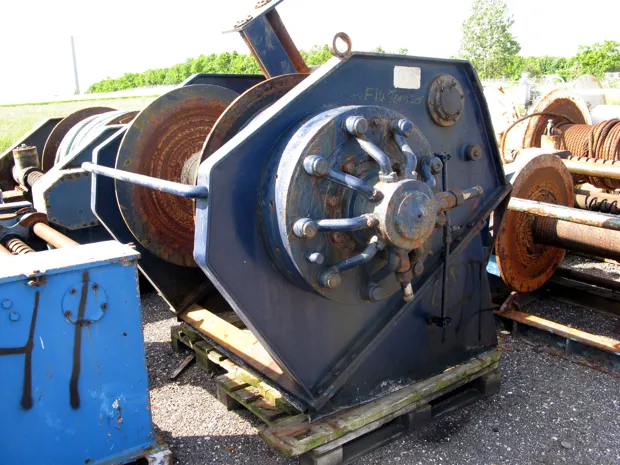 Image 1 of 9 - Split winch