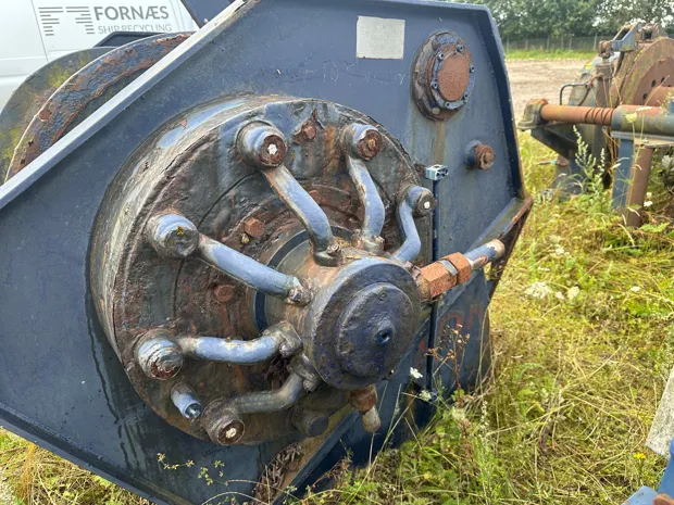Image 8 of 9 - Split winch