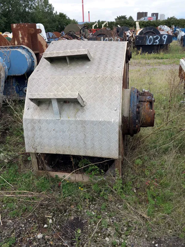 Image 2 of 5 - Split winch