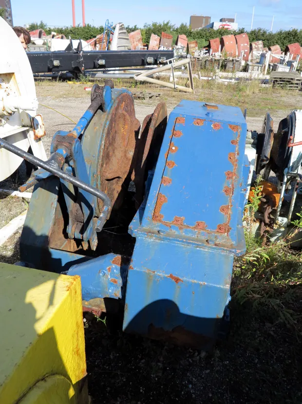 Image 2 of 3 - Anchor winch