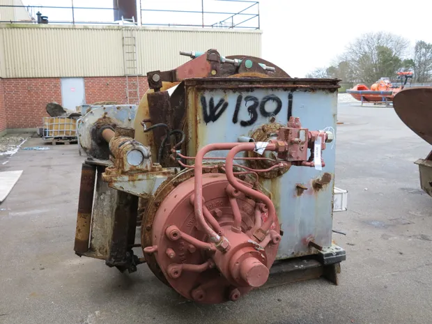 Image 1 of 4 - Split winch