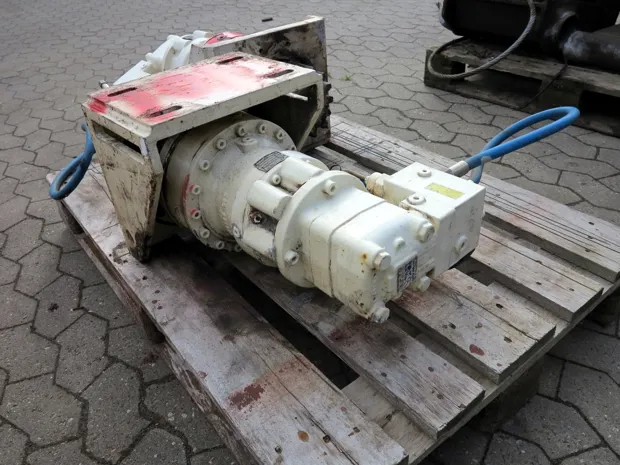 Image 3 of 6 - Small winch