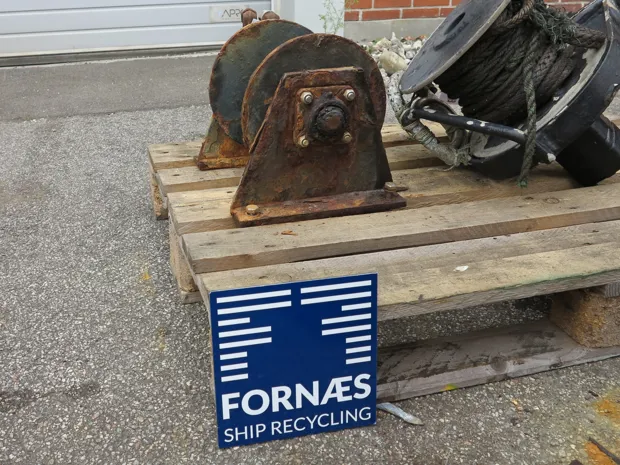 Image 4 of 5 - Small winch