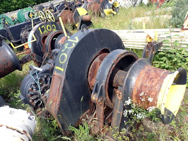 Image 1 of 5 - Anchor winch