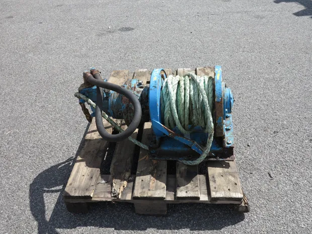 Image 3 of 5 - Small winch