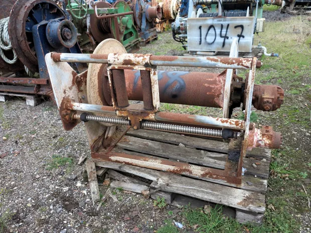 Image 1 of 4 - Sounder winch