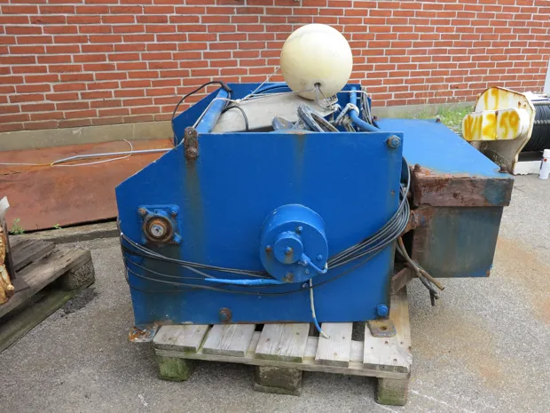 Image 2 of 4 - Sounder winch