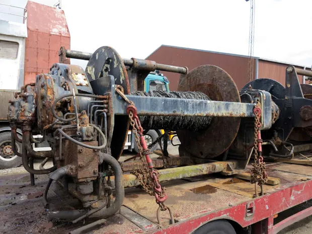 Image 6 of 7 - Split winch