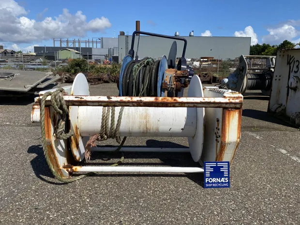 Image 3 of 7 - Sounder winch