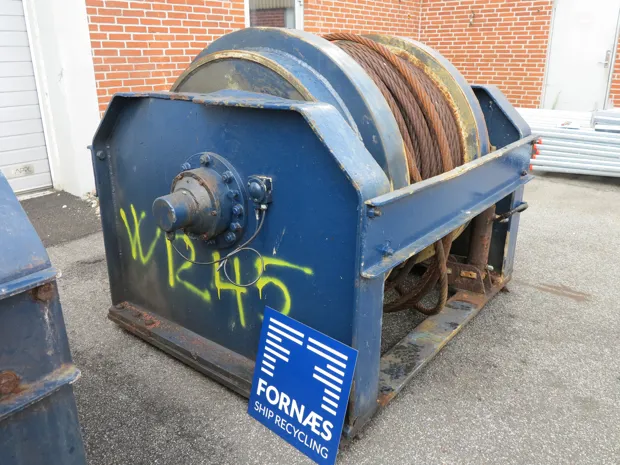 Image 3 of 6 - Split winch