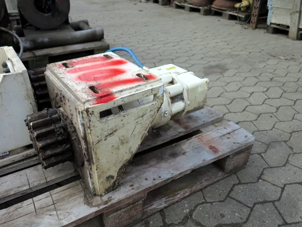 Image 2 of 6 - Small winch