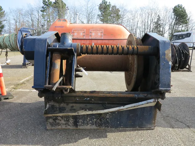 Image 1 of 9 - Split winch