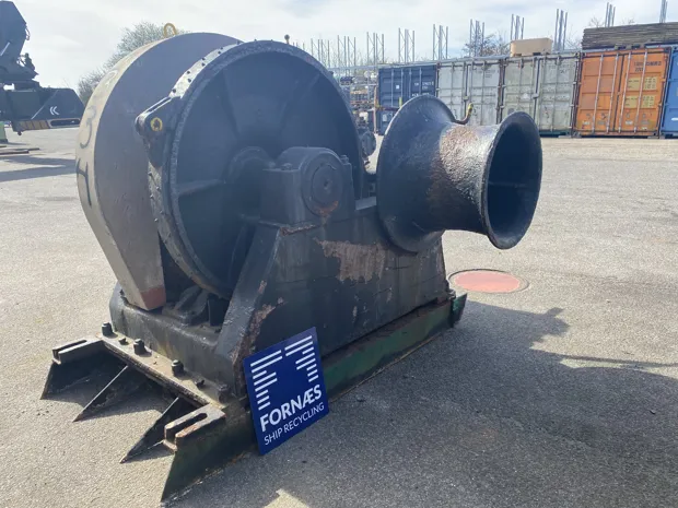 Image 4 of 10 - Anchor winch