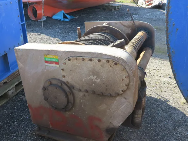 Image 4 of 6 - Split winch