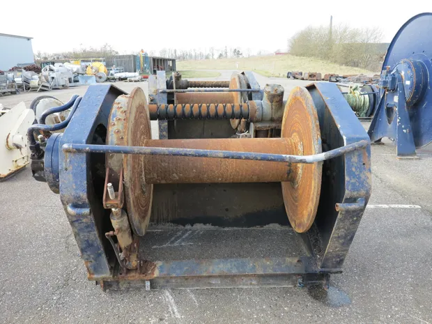 Image 9 of 9 - Split winch